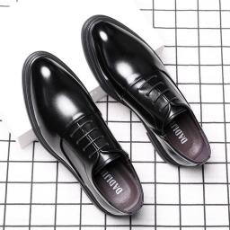 2022 Summer new Korean version of the hollow leather shoes men's business formal dress shoes men's British casual leather men's shoes