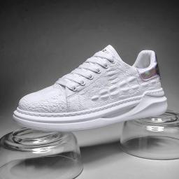 2022 spring and summer small white shoes leisure sports everyday out of the street versatile student board shoes tide men's shoes