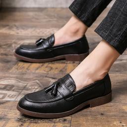Large -size new men's pointed shoes Korean version of British one -footed hair type master Niujin bottom streaming leisure shoes