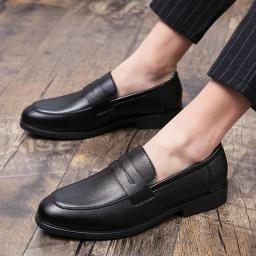 New business leather shoes Korean trendy men's soft leather British pointed one foot kicking hairstyle 师 新 新 新